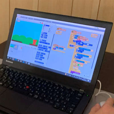 各個人が集中してパソコンに向かえる環境づくりをしています。