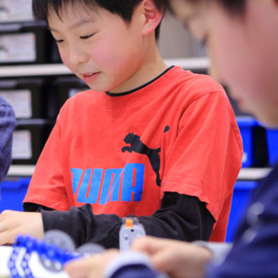 自分で考えたりイメージしたことを、ブロックで表現します。