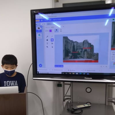 授業の最後に作った作品の発表をしています