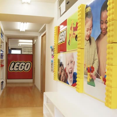 明るくカラフルな待合室で、子どもたちのワクワク感を高めます。