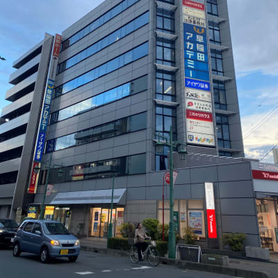 JR京浜東北線蕨駅改札を出て右、東口のロータリーに出ます。正面に「マクドナルド蕨東口店」さんと「東武ストア」さんがございます。その間の東口駅前通り(マクドナルド蕨東口店さん側)を直進します。