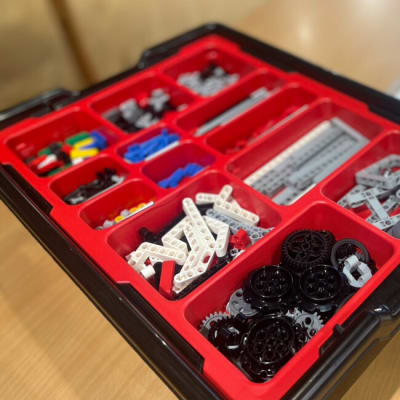 細かなパーツからなるロボットを形成します。大人からも好評の教材です！