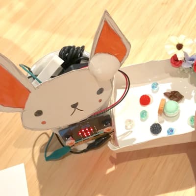 女の子にも人気のデジタルペット。お菓子を近づけると喜びます。