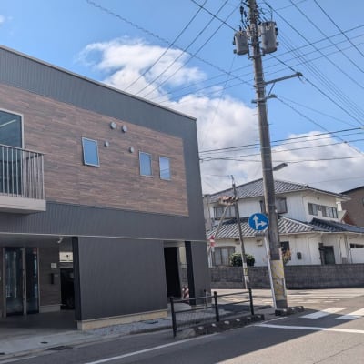 ようこそ！ブリリアントキッズアカデミー 松木町校へ！ 国道4号線から東邦銀行東福島支店を曲がり、福島第二小学校を真っ直ぐ進んだ先に濃いグレーの外壁と木目調のサイディングが特徴の建物です！