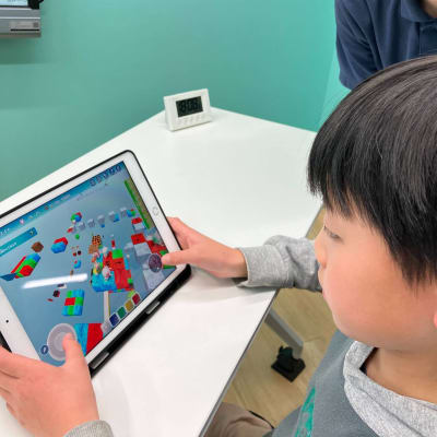 一人ひとりの進度に合わせて丁寧に指導していきます。お子さまの良いところをコーチが「褒め・承認」のコーチングによって伸ばすメソッドがあります。お子さまの成長を楽しみにしていてください。