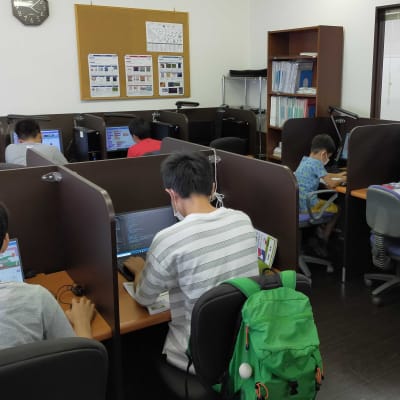 集中して学べる環境を整えています。十分なスペックのPCで、快適にプログラミングができます（みなみ野教室）