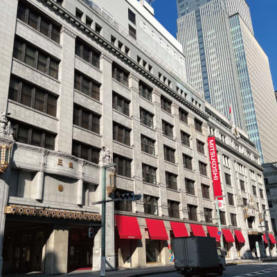 近隣施設：三越などのデパートすぐ近くにあるので、お子さまのお迎えまでの時間にお買い物も便利です。