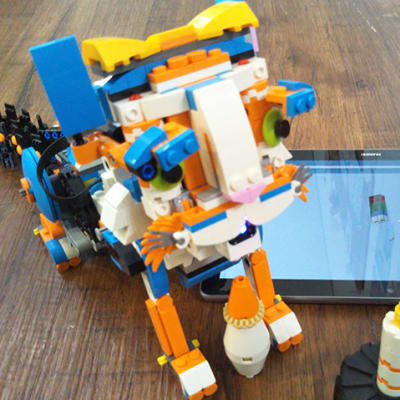 レゴを組み立てて、タブレットでプログラミングを行い、通信し、動かします