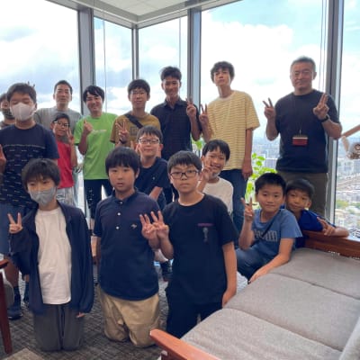 Pythonクラス受講生のIT企業見学の様子