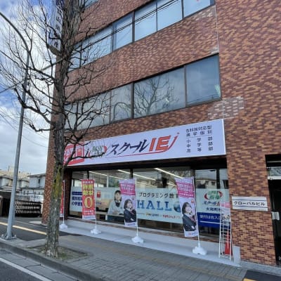 松屋さんの並びにあります！茶色いビルが目印です！