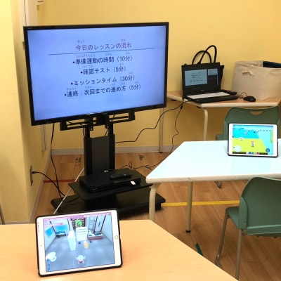 タブレットを使用。ゲーム感覚で本格的なプログラミングの基礎知識を学べるので、初心者でもタッチパネルで簡単に学ぶことができます！