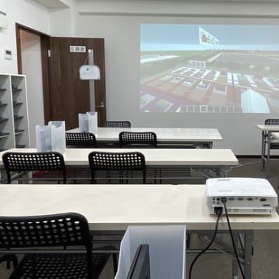 人数が多い曜日は隣の教室も利用しています！こちらは大きな壁にプロジェクターを映して行います！