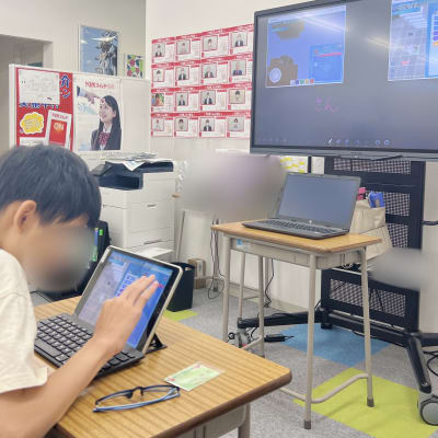 大きいスクリーンで画面を共有して授業を行うこともございます。