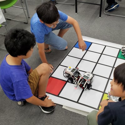 ロボットを何度もコースで動かしていきます