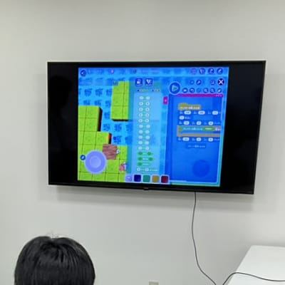 ３人まで同時にレッスンすることができます。プロジェクターを使ってレッスンを行ったり、作成したステージの発表を行うこともございます。