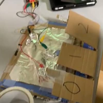 pythonクラスの電子工作の様子。もぐらたたきの段ボールver.たのしいですよ！