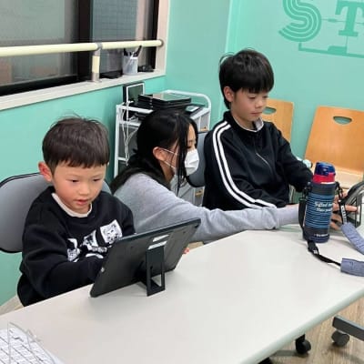 プログラミングが初めてのお子さんでも、コーチが寄り添って指導してくれるので、大きな挫折なく学習を進めることができます。