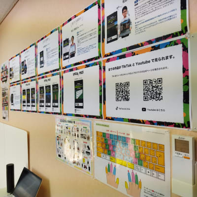 教室には生徒のコンテスト作品が掲示してあります