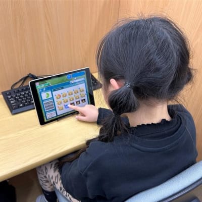 授業風景です。ステージをクリアしていくごとに応用が活きてきます！どんどん挑戦したくなりますよ。