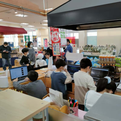 地域のスーパーマーケットで学習の成果を披露