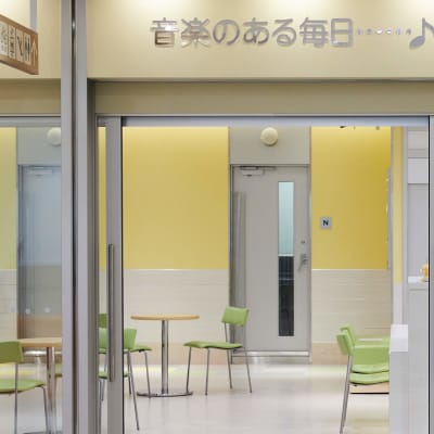 建物内で一番府中駅に近いエレベーターで4階に上がってすぐ！