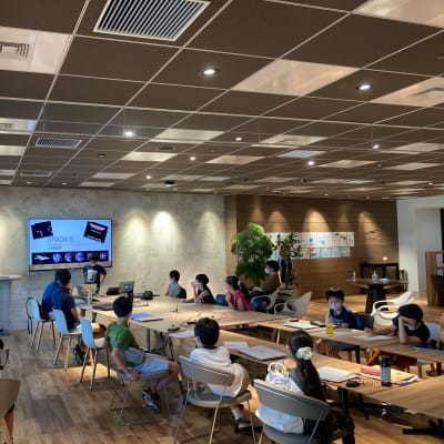 毎月、受講生がプレゼンテーションを行う発表会を開催