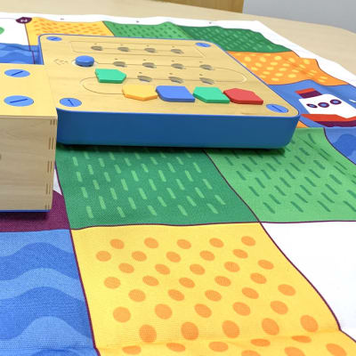 幼児はキュベットを使って木の玩具でプログラミングを学びます