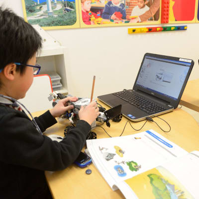 ロボット技術を活用した新しいアイデアの発明と自分のアイデアをロボットに伝え動かすスキルを養います。