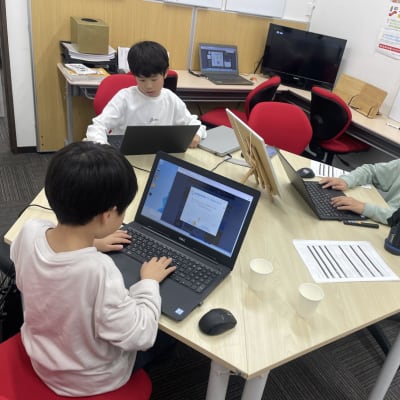 テーブルを囲んだ授業