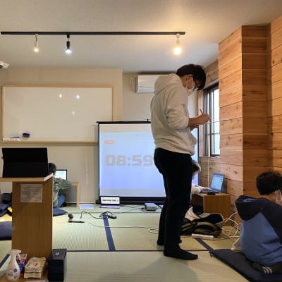 飛沫を受けにくい座席レイアウトへ変更しています