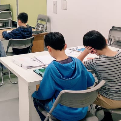 レッスンが始まるとそれぞれの課題作品に集中して取り組みます！