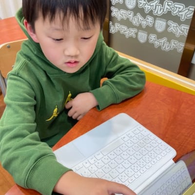 正しい指使いでのタイピングを習得できます。日本語だけでなく英単語の意味、読み方なども早い段階から習得することができます。