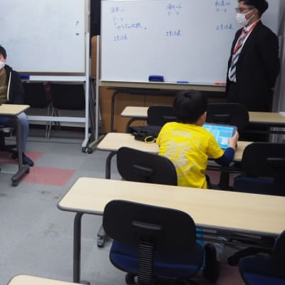 レッスンは小集団形式で行います。１クラス３～５名です。