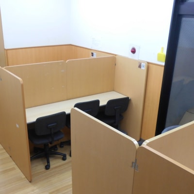 プログラミング授業向けの教室です。楽しくプログラミングを学べます。