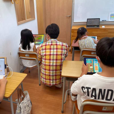 「HALLO」は、「無学年式」で学べるプログラミング教室です。 初級から丁寧に始め、毎日の自宅学習と週1回の「少人数制」でおこなわれるレッスンを繰り返すことで、テキストコーディングまで習得可能です。