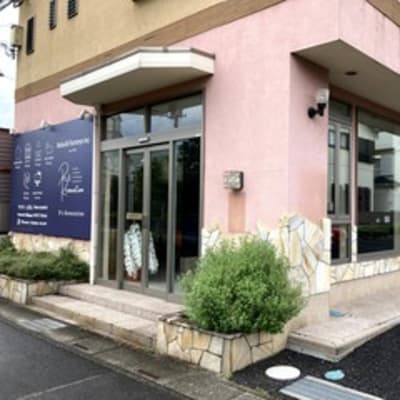 ロードサイドに位置する、大きな窓のある外観です。