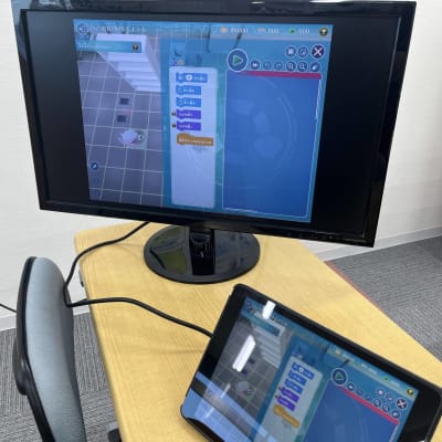 モニターに映しながらみんなで一緒にレッスンをします。