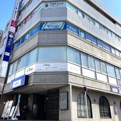 教室は地下鉄「本山駅」4番出口から出てすぐのビルの4階です。エレベーターで4階までお越しください。