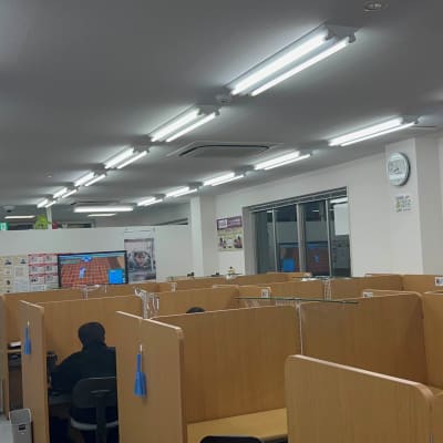 教室内に16ブースをご用意しております。パーテーションで区切られていますので、集中して授業に取り組んでいただけます。