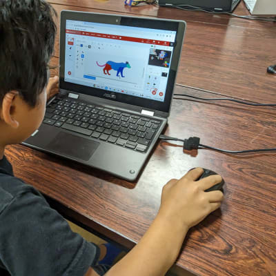 色のデザインにこだわる小1男子