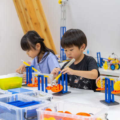 つくる作業に集中し始めると、一気に子供たちの表情は変わります。