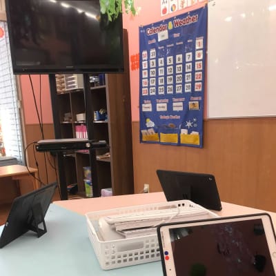 通り側の大きな窓がある、明るい教室です。