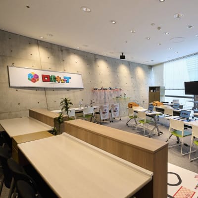 教室には６人程度の生徒とその保護者が入ることができます。