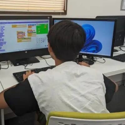 マインクラフトを通してプログラミング学習をしている様子です。