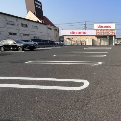 ドコモショップの駐車場をご利用いただけます。広いスペースご用意しております。