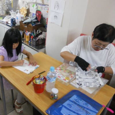 鉛筆の正しい持ち方から学びます。