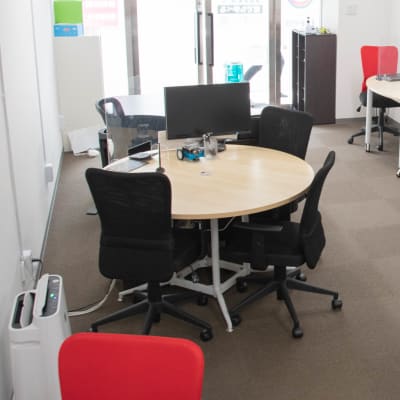 教室の内観　最大収容人数は8人（着席）です