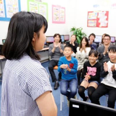 自分の作品の発表タイムです。聞いている生徒も積極的に発表者に注目するので先生が一方的に話をするのは最小限にしています