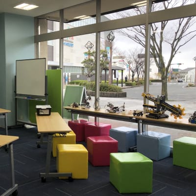 【プログラボ松井山手】JR学研都市線　松井山手駅改札口を出てすぐです。