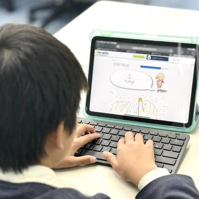 レッスンにタイピング練習が組み込まれているので自然に上達します。